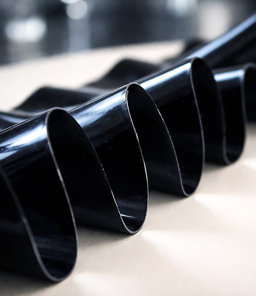 Schwarzer, gewellter Latex