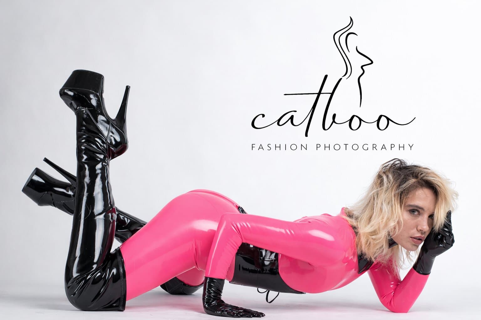 CatBoo ist eine internationale Online-Plattform, die sich auf ästhetischen Latex- und Shiny-Content spezialisiert hat.