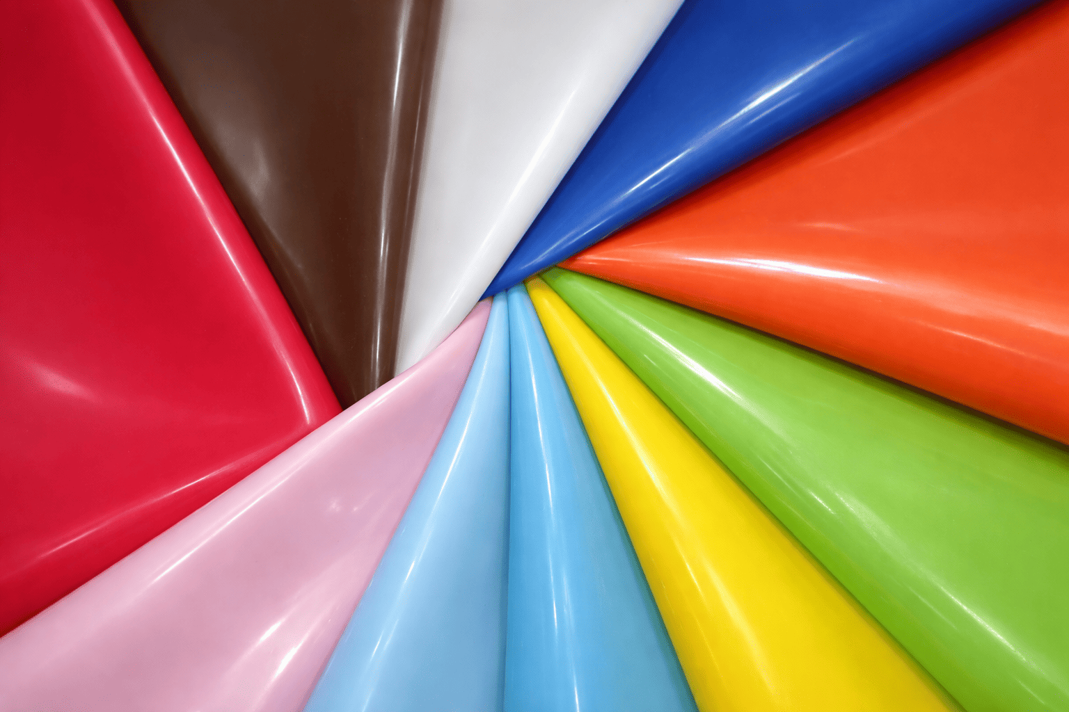 Farbiger Latex-Farbfächer aus glänzenden Latexbahnen – Materialübersicht